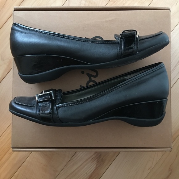 Kenneth Cole Reaction Flats - Picture 3 of 6